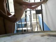 Coppia fa sesso con porta aperta a casa